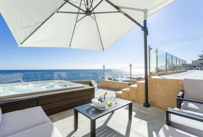 Vue sur la mer méditerranée du Jacuzzi depuis le petit salon.