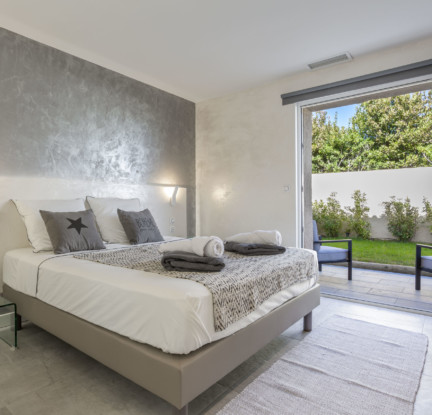 Maupiti room: a 160 cm double bed, TV, wardrobe and bathroom with Italian shower and bath, washbasin and separate toilet. Small outside living room with garden view.