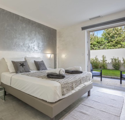 Maupiti room: a 160 cm double bed, TV, wardrobe and bathroom with Italian shower and bath, washbasin and separate toilet. Small outside living room with garden view.