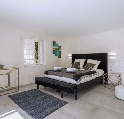 Chambre Dalupiri : un Lit double 160cm, TV, penderie et salle de bain avec douche et baignoire balnéo, meuble double vasque et toilettes. Terrasse avec store banne et petit salon extérieur vue jardin.