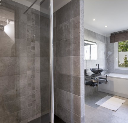 Chambre Maupiti : un Lit double 160 cm, TV, penderie et salle de bain avec douche à l’italienne et baignoire balnéo, meuble vasque et toilettes séparées. Petit salon extérieur vue jardin.