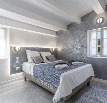 Chambre Santa-Catalina : un lit double en 140 cm, TV, penderie et salle d’eau avec douche, meuble vasque et toilettes.