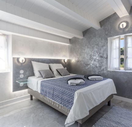 Chambre Santa-Catalina : un lit double en 140 cm, TV, penderie et salle d’eau avec douche, meuble vasque et toilettes.