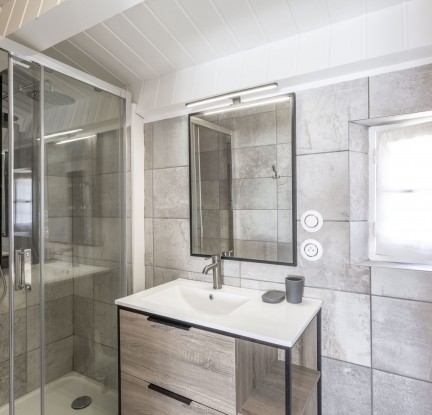 Chambre Santa-Catalina : un lit double en 140 cm, TV, penderie et salle d’eau avec douche, meuble vasque et toilettes.