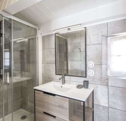Chambre Santa-Catalina : un lit double en 140 cm, TV, penderie et salle d’eau avec douche, meuble vasque et toilettes.