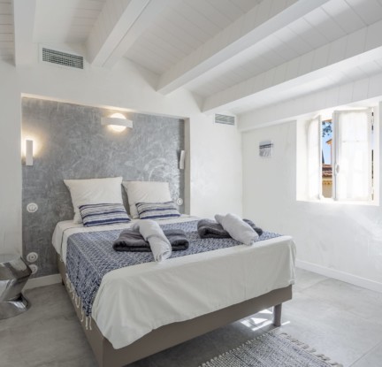 Room Santorini : a double bed 140 cm, TV, wardrobe and bathroom with shower, washbasin and toilet.