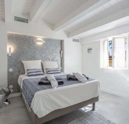 fr Chambre Santorini : un Lit double 140 cm, TV, penderie et salle d’eau avec douche, meuble vasque et toilettes.