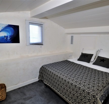 fr Chambre familiale avec un lit double 140 cm et deux lits simples. Salle d’eau avec douche, meuble vasque et toilettes.