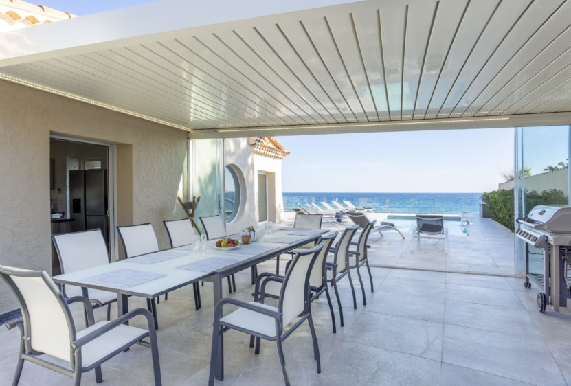 Pergola bioclimatique, la seconde salle à manger avec barbecue et accès cuisine.
