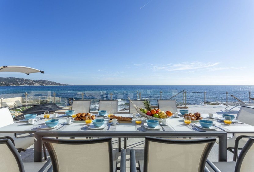 La table en terrasse servie d’un splendide petit déjeuner a la française avec vue sur la mer méditerranée.