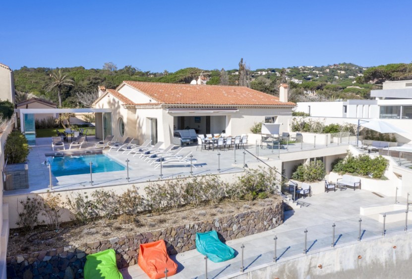 Une superbe vue par drone de la villa, avec sa piscine et ses deux terrasses ainsi que son accès direct à la mer.