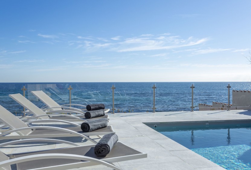 Vue sur la mer méditerranée depuis la piscine.