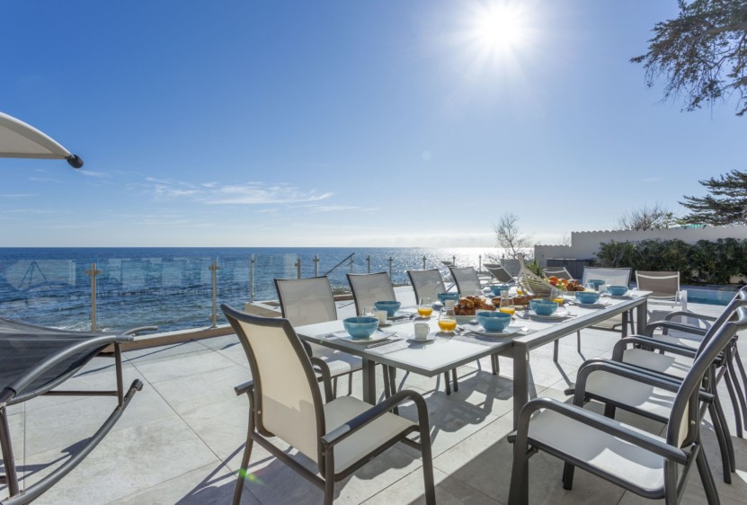 La table en terrasse servie d’un splendide petit déjeuner a la française avec vue sur la mer méditerranée.